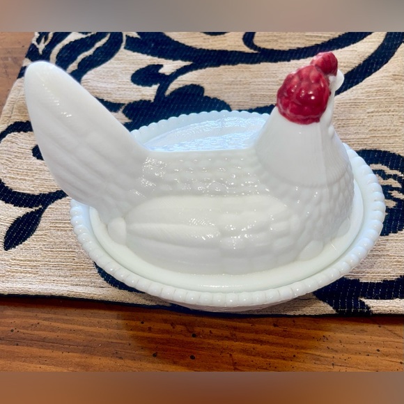 Vintage White Milk Glass Chicken Dish - Highly Collectable - Picture 6 of 6